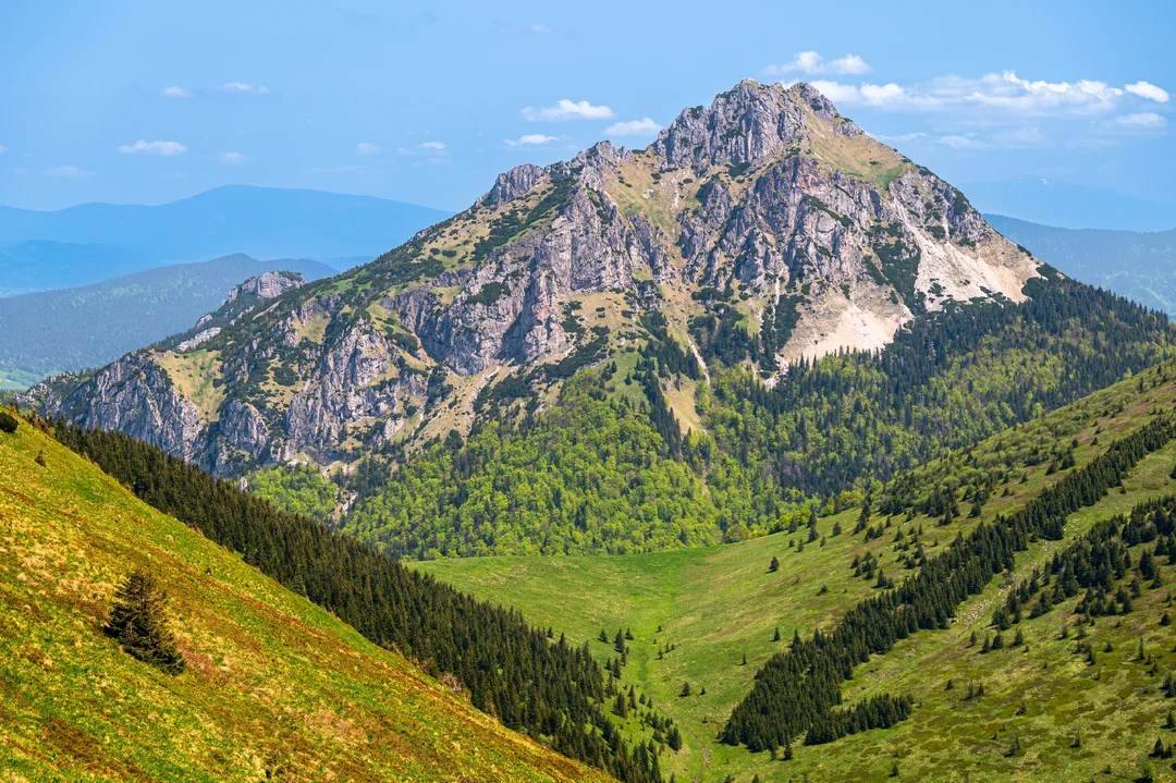 Veľký Rozsutec s horskou dolinou