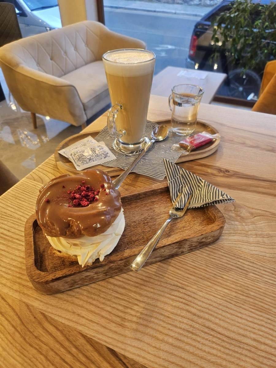 Latte a čokoládový venček na drevených podnosoch