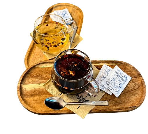 Biele a červené varené víno na drevených podnosoch
